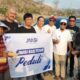 Pengurus JMSI Sulawesi Tengah berfoto bersama para pekerja saat penyaluran bantuan makanan dalam kegiatan sosial "Jumat Berbagi" di kawasan TPA Kawatuna, Kota Palu, Jumat (2/10/2026).
