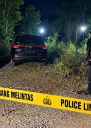 Personel Densus 88 Antiteror Polri dan Satuan Brimob Polda Sulteng berjaga di lokasi penangkapan terduga teroris di wilayah Kabupaten Parigi Moutong