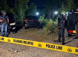 Personel Densus 88 Antiteror Polri dan Satuan Brimob Polda Sulteng berjaga di lokasi penangkapan terduga teroris di wilayah Kabupaten Parigi Moutong