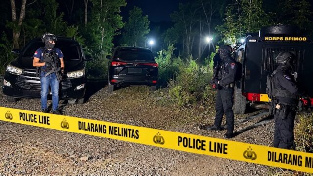 Personel Densus 88 Antiteror Polri dan Satuan Brimob Polda Sulteng berjaga di lokasi penangkapan terduga teroris di wilayah Kabupaten Parigi Moutong
