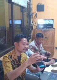 Petugas Dinas Kependudukan dan Pencatatan Sipil (Dukcapil) Kabupaten Tojo Una-Una memberikan pendampingan dan arahan kepada personel Polsek Ampana Tete saat proses aktivasi Identitas Kependudukan Digital (IKD) Plus di Aula Mako Polsek Ampana Tete, Kamis (8/10/2026). — Foto: Humas Polres Touna