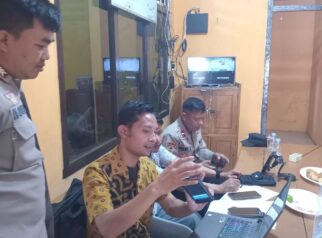 Petugas Dinas Kependudukan dan Pencatatan Sipil (Dukcapil) Kabupaten Tojo Una-Una memberikan pendampingan dan arahan kepada personel Polsek Ampana Tete saat proses aktivasi Identitas Kependudukan Digital (IKD) Plus di Aula Mako Polsek Ampana Tete, Kamis (8/10/2026). — Foto: Humas Polres Touna