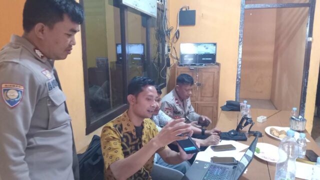 Petugas Dinas Kependudukan dan Pencatatan Sipil (Dukcapil) Kabupaten Tojo Una-Una memberikan pendampingan dan arahan kepada personel Polsek Ampana Tete saat proses aktivasi Identitas Kependudukan Digital (IKD) Plus di Aula Mako Polsek Ampana Tete, Kamis (8/10/2026). — Foto: Humas Polres Touna