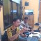 Petugas Dinas Kependudukan dan Pencatatan Sipil (Dukcapil) Kabupaten Tojo Una-Una memberikan pendampingan dan arahan kepada personel Polsek Ampana Tete saat proses aktivasi Identitas Kependudukan Digital (IKD) Plus di Aula Mako Polsek Ampana Tete, Kamis (8/10/2026). — Foto: Humas Polres Touna
