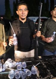 Petugas menunjukkan barang bukti yang diamankan dalam Operasi Sarang Narkoba di Kelurahan Tavanjuka, Kecamatan Tatanga, Kota Palu, Jumat (9/10/2026). Barang bukti berupa alat isap narkoba, satu pucuk senapan angin, serta senjata tajam berupa parang dan pisau. Operasi ini melibatkan 249 personel gabungan dari Polda Sulteng, Brimob, Polresta Palu, dan BNNP Sulteng. (Foto: Humas Polda Sulteng)