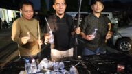 Petugas menunjukkan barang bukti yang diamankan dalam Operasi Sarang Narkoba di Kelurahan Tavanjuka, Kecamatan Tatanga, Kota Palu, Jumat (9/10/2026). Barang bukti berupa alat isap narkoba, satu pucuk senapan angin, serta senjata tajam berupa parang dan pisau. Operasi ini melibatkan 249 personel gabungan dari Polda Sulteng, Brimob, Polresta Palu, dan BNNP Sulteng. (Foto: Humas Polda Sulteng)