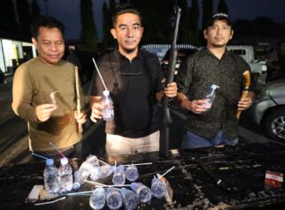 Petugas menunjukkan barang bukti yang diamankan dalam Operasi Sarang Narkoba di Kelurahan Tavanjuka, Kecamatan Tatanga, Kota Palu, Jumat (9/10/2026). Barang bukti berupa alat isap narkoba, satu pucuk senapan angin, serta senjata tajam berupa parang dan pisau. Operasi ini melibatkan 249 personel gabungan dari Polda Sulteng, Brimob, Polresta Palu, dan BNNP Sulteng. (Foto: Humas Polda Sulteng)