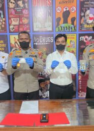 Wakapolres Morowali Utara Kompol Charles B.N. Karimar, S.I.K., S.H., M.H. (kedua dari kiri) bersama Kasat Resnarkoba Polres Morowali Utara AKP Ahmad Sadat, S.Sos., M.H. (kanan) memperlihatkan barang bukti narkoba yang berhasil diamankan dalam pengungkapan kasus peredaran gelap narkotika, Senin (12/10/2026).