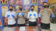 Wakapolres Morowali Utara Kompol Charles B.N. Karimar, S.I.K., S.H., M.H. (kedua dari kiri) bersama Kasat Resnarkoba Polres Morowali Utara AKP Ahmad Sadat, S.Sos., M.H. (kanan) memperlihatkan barang bukti narkoba yang berhasil diamankan dalam pengungkapan kasus peredaran gelap narkotika, Senin (12/10/2026).