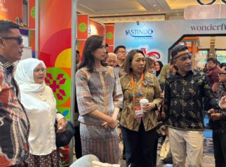 Menteri Pariwisata RI, Widiyanti Putri Wardhana, menyimak penjelasan mengenai potensi wisata Kepulauan Togean saat meninjau booth Pemerintah Kabupaten Tojo Una-Una dalam ajang Wonderful Indonesia Tourism Fair (WITF) 2026 di JIEXPO Kemayoran, Jakarta, Kamis (15/10/2026).