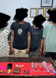 Empat orang terduga penyalahguna narkoba beserta barang bukti yang diamankan personel Polres Parigi Moutong di Kelurahan Bantaya, Kecamatan Parigi, Kabupaten Parigi Moutong, Sabtu (17/10/2026).