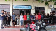 Sebanyak 14 orang terduga pelaku beserta barang bukti hasil operasi pemulihan kawasan rawan narkoba di Kecamatan Ratolindo ditampilkan di halaman Mapolres Tojo Una-Una, Sabtu (17/10/2026).