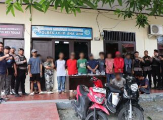 Sebanyak 14 orang terduga pelaku beserta barang bukti hasil operasi pemulihan kawasan rawan narkoba di Kecamatan Ratolindo ditampilkan di halaman Mapolres Tojo Una-Una, Sabtu (17/10/2026).