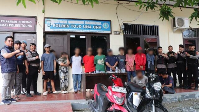 Sebanyak 14 orang terduga pelaku beserta barang bukti hasil operasi pemulihan kawasan rawan narkoba di Kecamatan Ratolindo ditampilkan di halaman Mapolres Tojo Una-Una, Sabtu (17/10/2026).