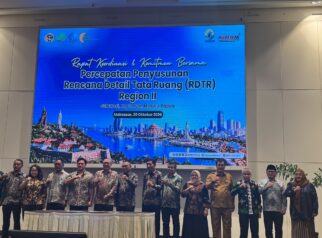 Para peserta Rapat Koordinasi dan Komitmen Bersama Percepatan Penyusunan Rencana Detail Tata Ruang (RDTR) Region II melakukan penandatanganan Pakta Integritas di Claro Hotel Makassar, Selasa (20/10/2026).