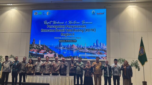 Para peserta Rapat Koordinasi dan Komitmen Bersama Percepatan Penyusunan Rencana Detail Tata Ruang (RDTR) Region II melakukan penandatanganan Pakta Integritas di Claro Hotel Makassar, Selasa (20/10/2026).