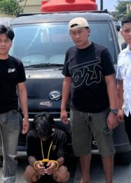 Terduga pelaku pencurian kendaraan bermotor didampingi tim penyidik URC Resmob Polda Sulteng bersama barang bukti mobil Daihatsu Gran Max yang berhasil diamankan, Selasa (20/10/2026).