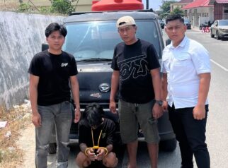 Terduga pelaku pencurian kendaraan bermotor didampingi tim penyidik URC Resmob Polda Sulteng bersama barang bukti mobil Daihatsu Gran Max yang berhasil diamankan, Selasa (20/10/2026).