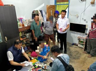 Personel Ditressiber Polda Sulawesi Tengah saat melakukan pemeriksaan dan penyitaan barang bukti di lokasi pengungkapan dugaan perjudian togel online di Desa Tinggede Selatan, Kecamatan Marawola, Kabupaten Sigi.
