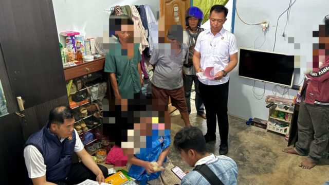 Personel Ditressiber Polda Sulawesi Tengah saat melakukan pemeriksaan dan penyitaan barang bukti di lokasi pengungkapan dugaan perjudian togel online di Desa Tinggede Selatan, Kecamatan Marawola, Kabupaten Sigi.