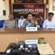 Kapolres Morowali Utara, AKBP Junaidy Anthonius Weken, S.I.K., memberikan keterangan pers dalam konferensi pers hasil Operasi Sarang Narkoba di halaman Mapolres Morowali Utara, Selasa (27/10/2026).