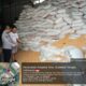 Personel kepolisian memeriksa tumpukan karung beras dan jagung yang diduga berkaitan dengan dugaan penimbunan di wilayah Kecamatan Ampana Tete, Kabupaten Tojo Una-Una, Kamis (29/10/2026).