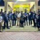 Tim Resmob URC bersama personel KRYD Gakkum Polres Parigi Moutong berfoto bersama di halaman Polsek Sausu setelah berhasil mengamankan terduga pelaku pencurian sepeda motor di Desa Malakosa, Kecamatan Balinggi,