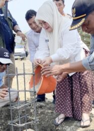 Wakil Bupati Tojo Una-Una, Surya Lapasiri, S.Sos., M.Si., melakukan peletakan batu pertama pembangunan fasilitas umum di kawasan Danau Banano, Kabupaten Tojo Una-Una, dalam rangkaian kegiatan sosialisasi penetapan garis sempadan Danau Banano I, II, dan III, Kamis (8/10/2026). — Foto: Istimewa