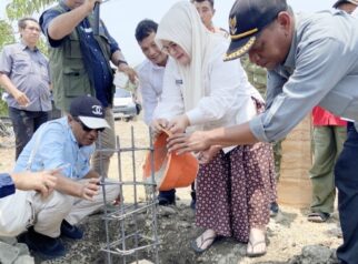 Wakil Bupati Tojo Una-Una, Surya Lapasiri, S.Sos., M.Si., melakukan peletakan batu pertama pembangunan fasilitas umum di kawasan Danau Banano, Kabupaten Tojo Una-Una, dalam rangkaian kegiatan sosialisasi penetapan garis sempadan Danau Banano I, II, dan III, Kamis (8/10/2026). — Foto: Istimewa
