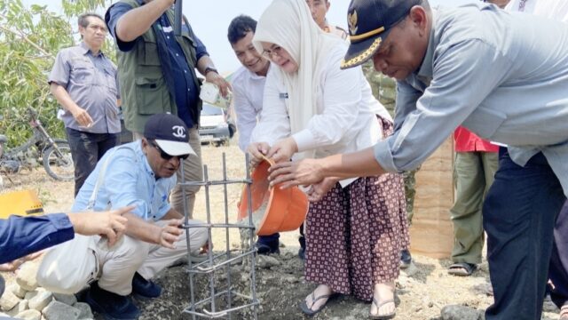 Wakil Bupati Tojo Una-Una, Surya Lapasiri, S.Sos., M.Si., melakukan peletakan batu pertama pembangunan fasilitas umum di kawasan Danau Banano, Kabupaten Tojo Una-Una, dalam rangkaian kegiatan sosialisasi penetapan garis sempadan Danau Banano I, II, dan III, Kamis (8/10/2026). — Foto: Istimewa