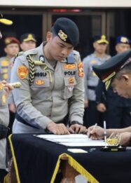 Penandatanganan berita acara serah terima jabatan Kapolda Sulawesi Tengah di Rupattama Mabes Polri, Jakarta, Sabtu (3/10/2026). Irjen Pol Rizal Irawan resmi menggantikan Irjen Pol Nasri Sulaeman.