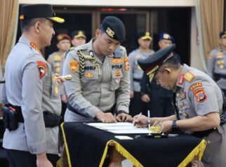 Penandatanganan berita acara serah terima jabatan Kapolda Sulawesi Tengah di Rupattama Mabes Polri, Jakarta, Sabtu (3/10/2026). Irjen Pol Rizal Irawan resmi menggantikan Irjen Pol Nasri Sulaeman.