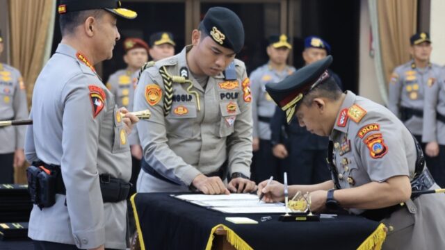 Penandatanganan berita acara serah terima jabatan Kapolda Sulawesi Tengah di Rupattama Mabes Polri, Jakarta, Sabtu (3/10/2026). Irjen Pol Rizal Irawan resmi menggantikan Irjen Pol Nasri Sulaeman.