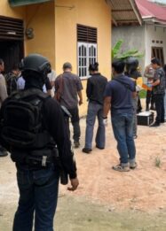 Tim Densus 88 Antiteror Polri melakukan proses penyidikan di lokasi penangkapan terduga teroris di wilayah Sulawesi Tengah
