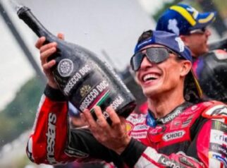 Marc Marquez merayakan kemenangan di podium MotoGP Jepang 2026 di Mobility Resort Motegi, Minggu (4/10/2026). — Foto: MotoGP