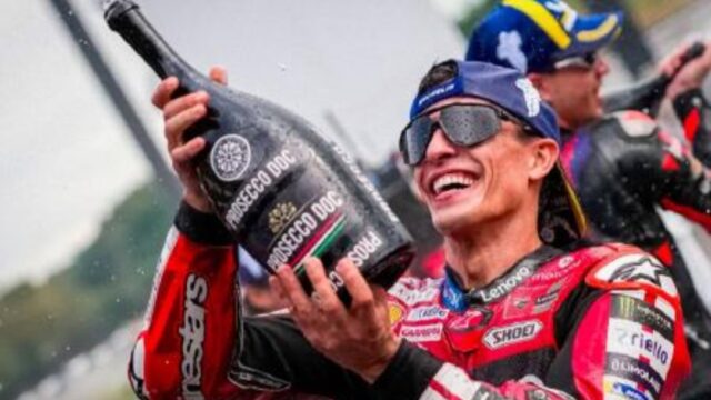 Marc Marquez merayakan kemenangan di podium MotoGP Jepang 2026 di Mobility Resort Motegi, Minggu (4/10/2026). — Foto: MotoGP