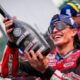 Marc Marquez merayakan kemenangan di podium MotoGP Jepang 2026 di Mobility Resort Motegi, Minggu (4/10/2026). — Foto: MotoGP