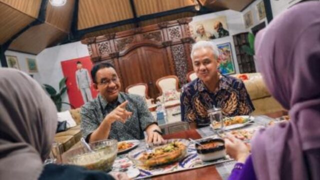 Mantan Gubernur Jawa Tengah Ganjar Pranowo (kanan) bertemu mantan Gubernur Jakarta Anies Baswedan (Foto: Instagram/@ganjar_pranowo)