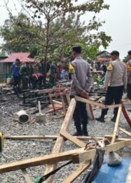 Personel Damkar, Polri, TNI, dan warga melakukan pemadaman serta pengecekan pascakebakaran di kawasan Pasar Ikan Rakyat, Kelurahan Uentanaga Bawah, Kecamatan Ratolindo, Kabupaten Tojo Una-Una,