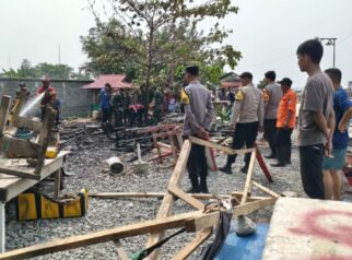 Personel Damkar, Polri, TNI, dan warga melakukan pemadaman serta pengecekan pascakebakaran di kawasan Pasar Ikan Rakyat, Kelurahan Uentanaga Bawah, Kecamatan Ratolindo, Kabupaten Tojo Una-Una,