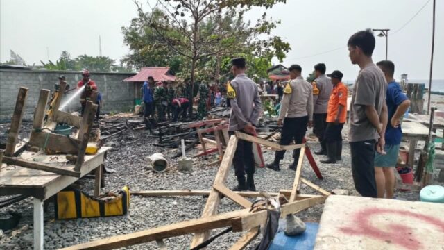 Personel Damkar, Polri, TNI, dan warga melakukan pemadaman serta pengecekan pascakebakaran di kawasan Pasar Ikan Rakyat, Kelurahan Uentanaga Bawah, Kecamatan Ratolindo, Kabupaten Tojo Una-Una,