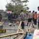 Personel Damkar, Polri, TNI, dan warga melakukan pemadaman serta pengecekan pascakebakaran di kawasan Pasar Ikan Rakyat, Kelurahan Uentanaga Bawah, Kecamatan Ratolindo, Kabupaten Tojo Una-Una,