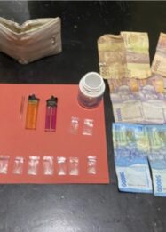 Barang bukti berupa 11 paket diduga narkotika jenis sabu, uang tunai, alat bong, korek gas, dompet, serta dua unit ponsel yang diamankan Polsek Sausu dari tersangka NR (29) di Desa Taliabo, Kecamatan Sausu, Kabupaten Parigi Moutong, Selasa (6/10/2026).