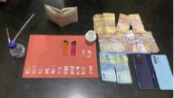 Barang bukti berupa 11 paket diduga narkotika jenis sabu, uang tunai, alat bong, korek gas, dompet, serta dua unit ponsel yang diamankan Polsek Sausu dari tersangka NR (29) di Desa Taliabo, Kecamatan Sausu, Kabupaten Parigi Moutong, Selasa (6/10/2026).