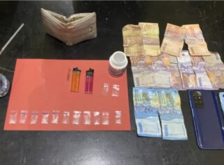Barang bukti berupa 11 paket diduga narkotika jenis sabu, uang tunai, alat bong, korek gas, dompet, serta dua unit ponsel yang diamankan Polsek Sausu dari tersangka NR (29) di Desa Taliabo, Kecamatan Sausu, Kabupaten Parigi Moutong, Selasa (6/10/2026).