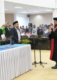 Ketua Pengadilan Negeri Poso Andri Natanael Partogi, S.H., M.H., memimpin prosesi pengambilan sumpah jabatan Mohammad Alhabsi, LC, MH sebagai Wakil Ketua DPRD Kabupaten Tojo Una-Una sisa masa jabatan 2024–2029 dalam Rapat Paripurna di Ruang Sidang Utama DPRD Touna, Kamis (8/10/2026). - (Foto: Pemerintah Kabupaten Tojo Una-Una)