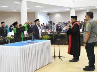 Ketua Pengadilan Negeri Poso Andri Natanael Partogi, S.H., M.H., memimpin prosesi pengambilan sumpah jabatan Mohammad Alhabsi, LC, MH sebagai Wakil Ketua DPRD Kabupaten Tojo Una-Una sisa masa jabatan 2024–2029 dalam Rapat Paripurna di Ruang Sidang Utama DPRD Touna, Kamis (8/10/2026). - (Foto: Pemerintah Kabupaten Tojo Una-Una)