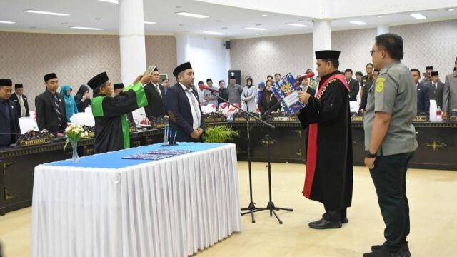 Ketua Pengadilan Negeri Poso Andri Natanael Partogi, S.H., M.H., memimpin prosesi pengambilan sumpah jabatan Mohammad Alhabsi, LC, MH sebagai Wakil Ketua DPRD Kabupaten Tojo Una-Una sisa masa jabatan 2024–2029 dalam Rapat Paripurna di Ruang Sidang Utama DPRD Touna, Kamis (8/10/2026). - (Foto: Pemerintah Kabupaten Tojo Una-Una)