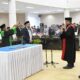Ketua Pengadilan Negeri Poso Andri Natanael Partogi, S.H., M.H., memimpin prosesi pengambilan sumpah jabatan Mohammad Alhabsi, LC, MH sebagai Wakil Ketua DPRD Kabupaten Tojo Una-Una sisa masa jabatan 2024–2029 dalam Rapat Paripurna di Ruang Sidang Utama DPRD Touna, Kamis (8/10/2026). - (Foto: Pemerintah Kabupaten Tojo Una-Una)