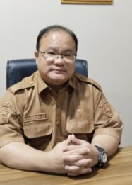 Kepala Dinas Pengendalian Penduduk dan Keluarga Berencana (P2KB) Kabupaten Tojo Una-Una, dr. Niko, S.Ked., M.KM., MM., saat memberikan keterangan kepada awak media di ruang kerjanya